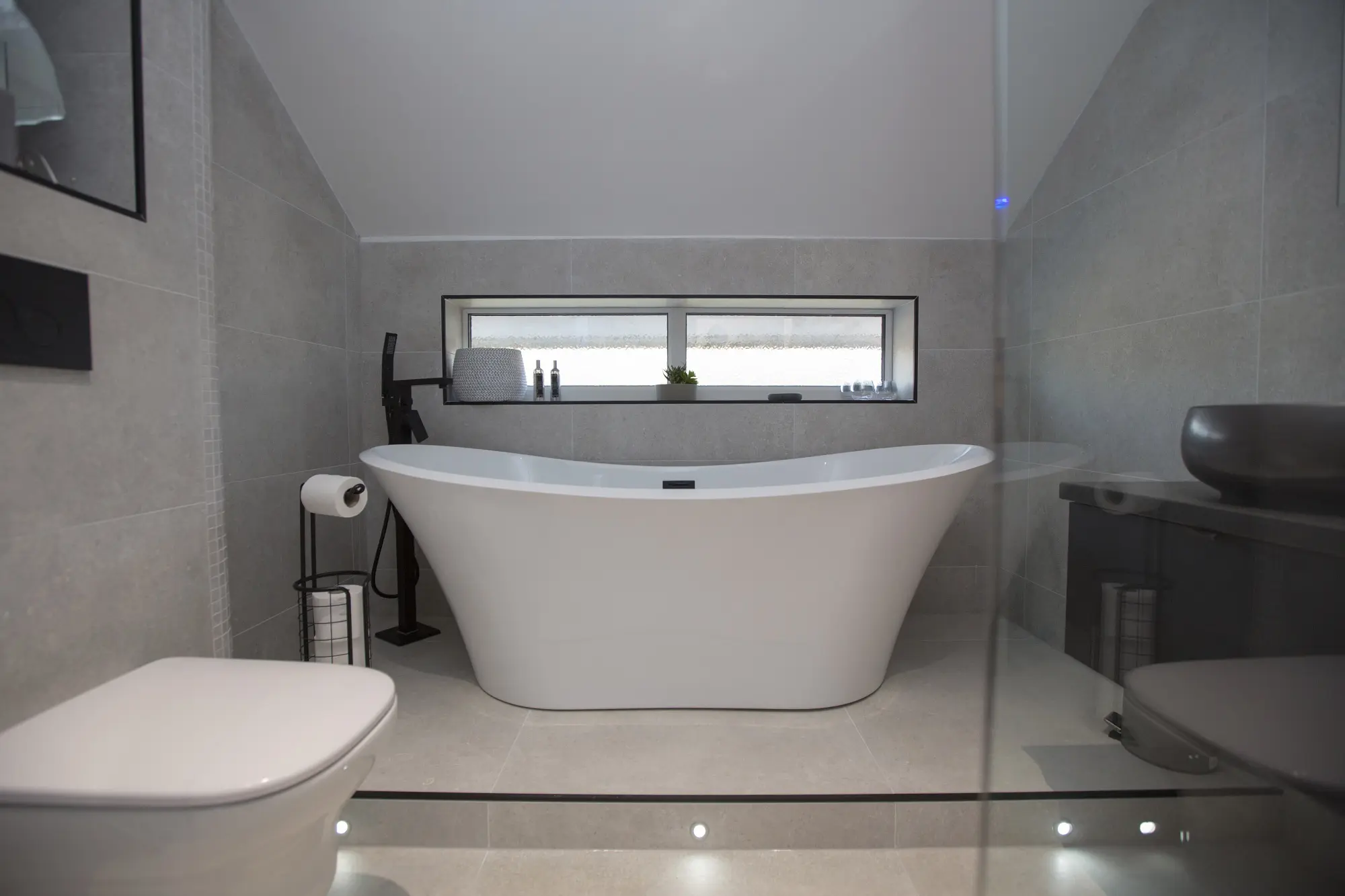 Grey and matte black blend bathroom design