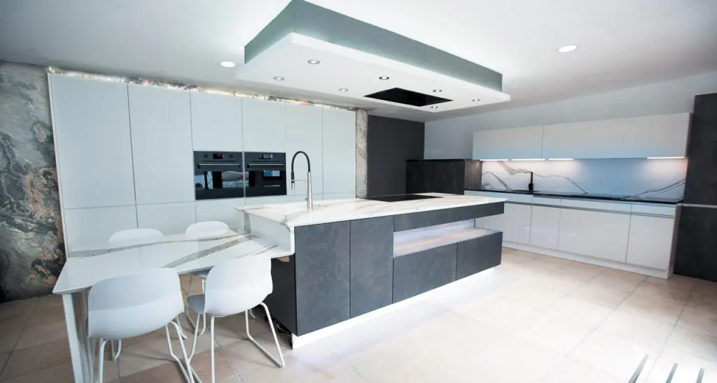 Kitchen by Leonide Interiors